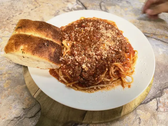 Spaghetti with meat sauce and garlic bread
